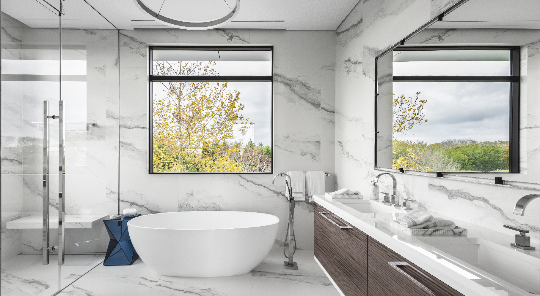 Modernes Badezimmer mit freistehender Badewanne und Marmorwänden